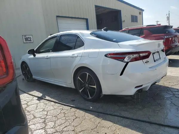 4T1B61HK6JU150865 2018 TOYOTA CAMRY - Image 2
