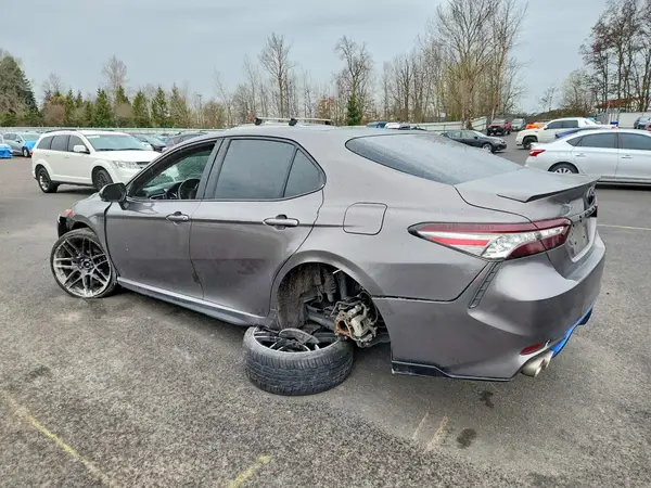 4T1B61HK6JU523113 2018 TOYOTA CAMRY - Image 2