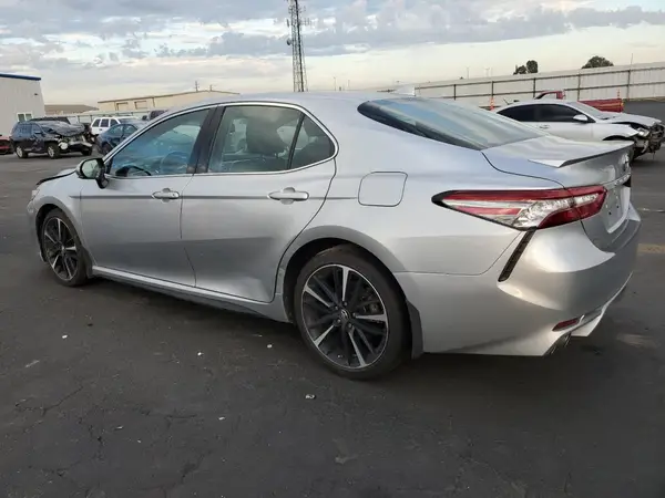 4T1B61HK7JU027723 2018 TOYOTA CAMRY - Image 2