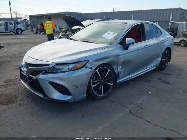 4T1B61HK7JU046272 2018 TOYOTA CAMRY - Image 2