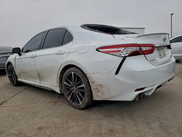 4T1B61HK7JU098677 2018 TOYOTA CAMRY - Image 2