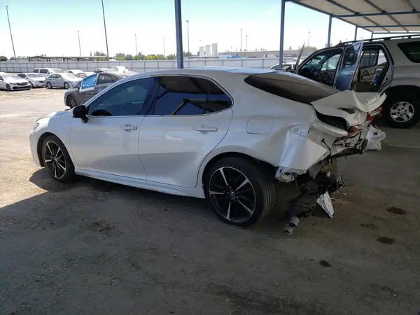 4T1B61HK7JU110181 2018 TOYOTA CAMRY - Image 2