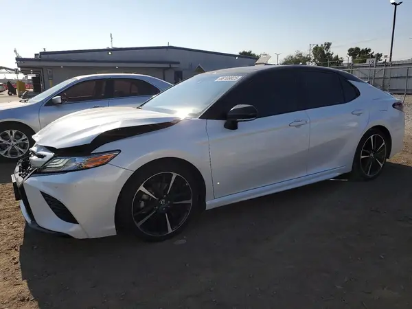 4T1B61HK7JU143889 2018 TOYOTA CAMRY - Image 1