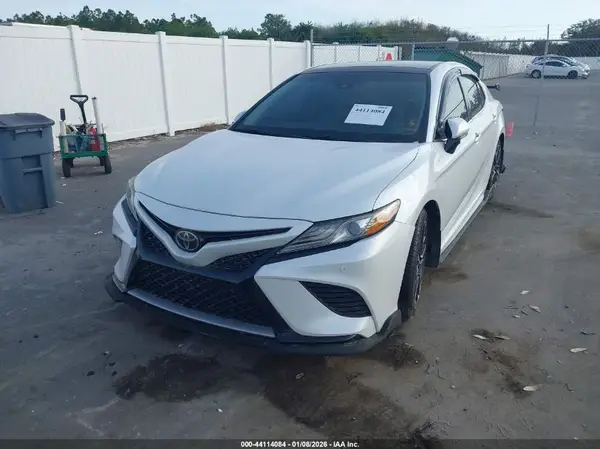 4T1B61HK7JU651957 2018 TOYOTA CAMRY - Image 2