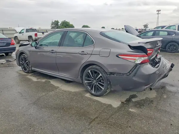 4T1B61HK8JU035569 2018 TOYOTA CAMRY - Image 2