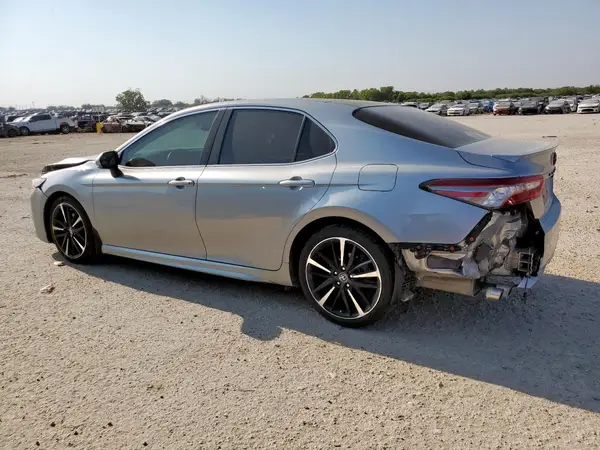 4T1B61HK8JU058740 2018 TOYOTA CAMRY - Image 2