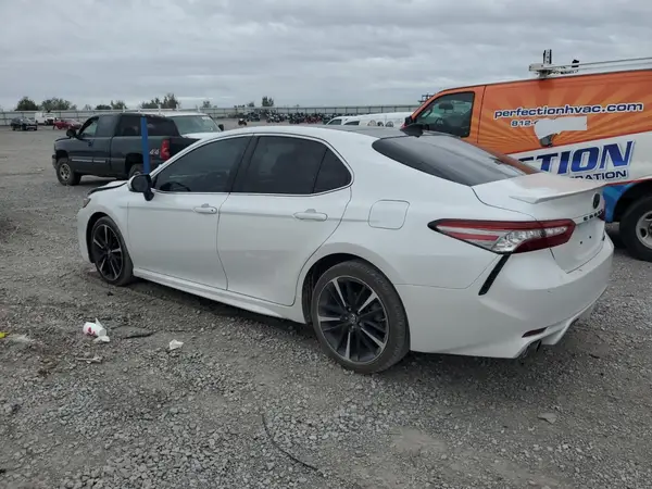 4T1B61HK8JU065574 2018 TOYOTA CAMRY - Image 2