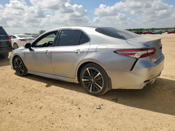 4T1B61HK8JU065994 2018 TOYOTA CAMRY - Image 2