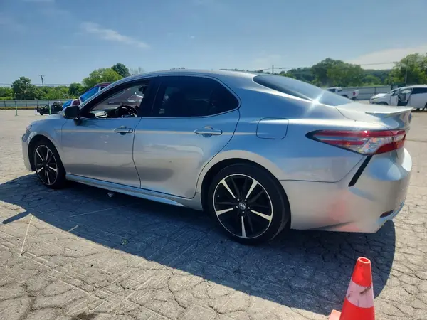 4T1B61HK8JU067129 2018 TOYOTA CAMRY - Image 2