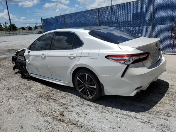 4T1B61HK8JU100758 2018 TOYOTA CAMRY - Image 2