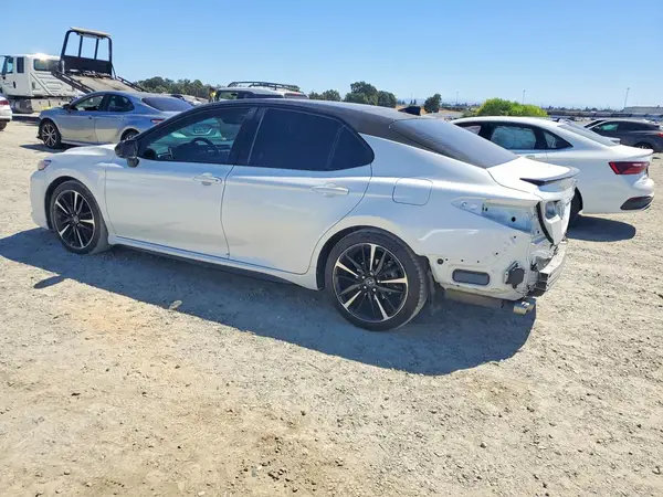 4T1B61HK8JU106253 2018 TOYOTA CAMRY - Image 2