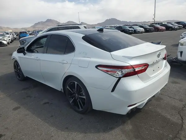4T1B61HK8JU113350 2018 TOYOTA CAMRY - Image 2