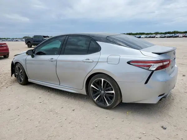 4T1B61HK8JU130519 2018 TOYOTA CAMRY - Image 2