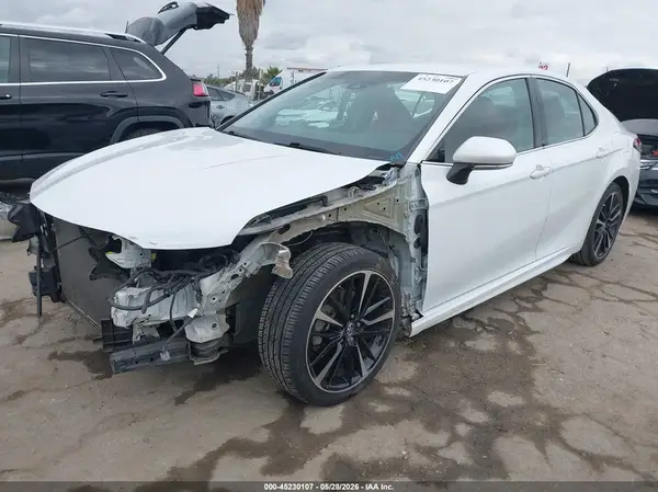 4T1B61HK8JU151130 2018 TOYOTA CAMRY - Image 2