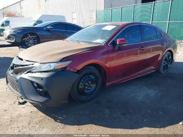 4T1B61HK8JU610463 2018 TOYOTA CAMRY - Image 2