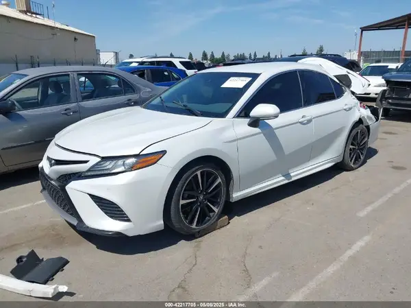 4T1B61HK8JU642085 2018 TOYOTA CAMRY - Image 2