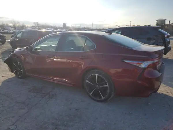 4T1B61HK8JU663518 2018 TOYOTA CAMRY - Image 2