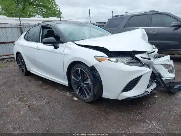 4T1B61HK8KU240262 2019 TOYOTA CAMRY - Image 1