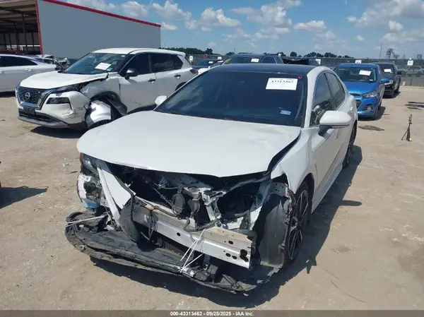 4T1B61HK9JU047570 2018 TOYOTA CAMRY - Image 2