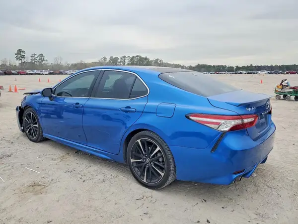 4T1B61HK9JU073411 2018 TOYOTA CAMRY - Image 2