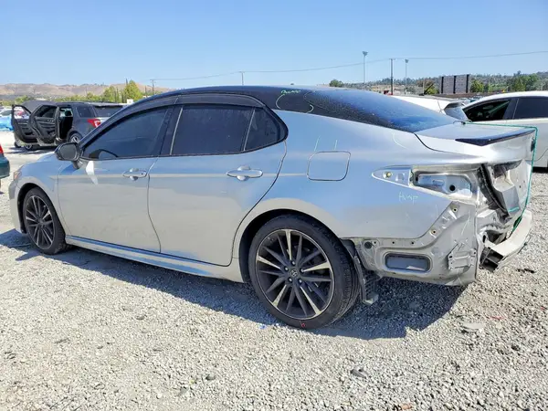 4T1B61HK9JU121263 2018 TOYOTA CAMRY - Image 2
