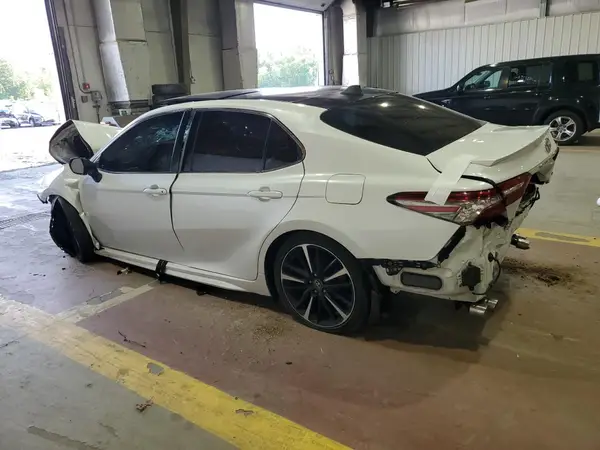 4T1B61HKXJU077712 2018 TOYOTA CAMRY - Image 2