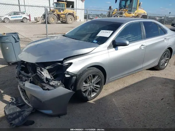 4T1BF1FK0GU132647 2016 TOYOTA CAMRY - Image 2