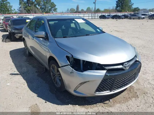 4T1BF1FK0GU137704 2016 TOYOTA CAMRY - Image 1