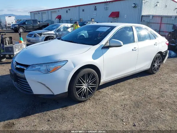 4T1BF1FK0GU204818 2016 TOYOTA CAMRY - Image 2
