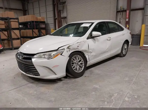 4T1BF1FK0GU208271 2016 TOYOTA CAMRY - Image 2