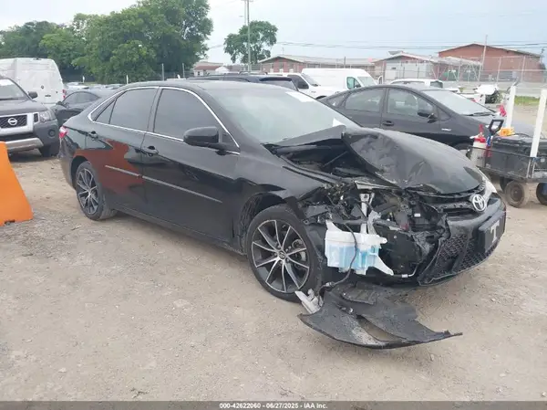 4T1BF1FK0GU256028 2016 TOYOTA CAMRY - Image 1