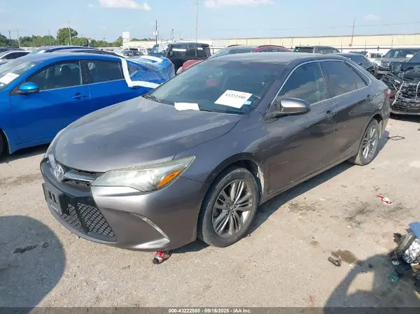 4T1BF1FK0GU256269 2016 TOYOTA CAMRY - Image 2