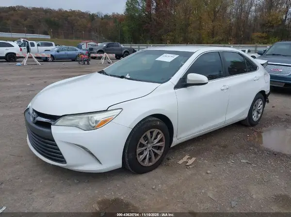 4T1BF1FK0GU552411 2016 TOYOTA CAMRY - Image 2