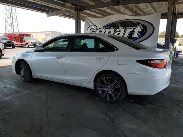 4T1BF1FK0GU556698 2016 TOYOTA CAMRY - Image 2