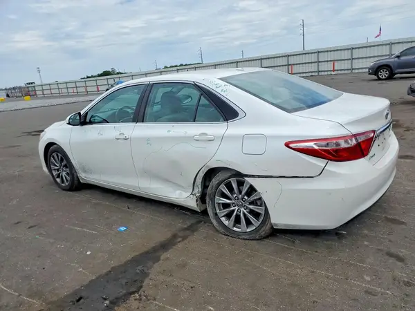 4T1BF1FK0GU579561 2016 TOYOTA CAMRY - Image 2