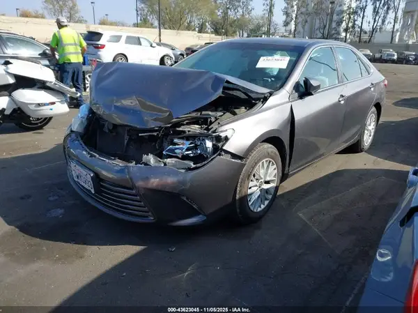 4T1BF1FK0HU278807 2017 TOYOTA CAMRY - Image 2
