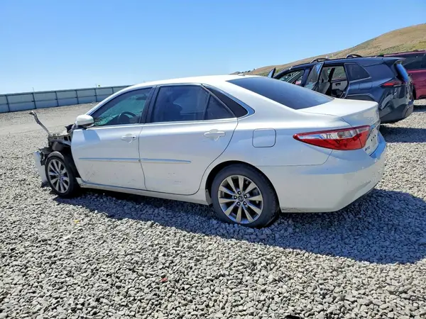 4T1BF1FK0HU291833 2017 TOYOTA CAMRY - Image 2