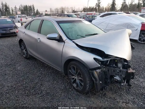 4T1BF1FK0HU296370 2017 TOYOTA CAMRY - Image 1