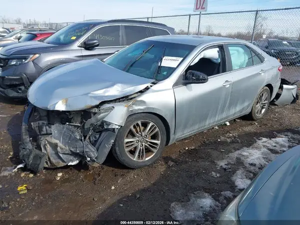 4T1BF1FK0HU300384 2017 TOYOTA CAMRY - Image 2