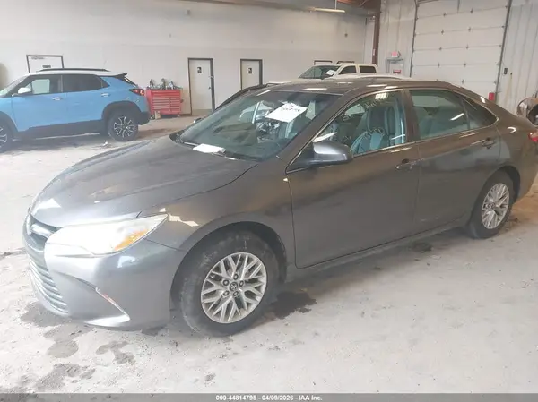 4T1BF1FK0HU315743 2017 TOYOTA CAMRY - Image 2