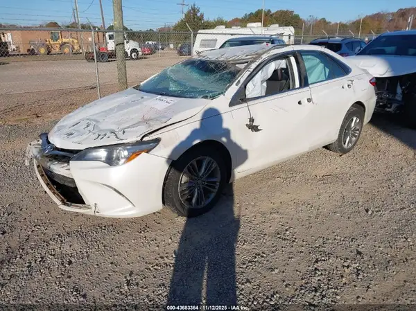 4T1BF1FK0HU318223 2017 TOYOTA CAMRY - Image 2
