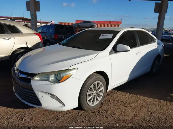 4T1BF1FK0HU319050 2017 TOYOTA CAMRY - Image 2