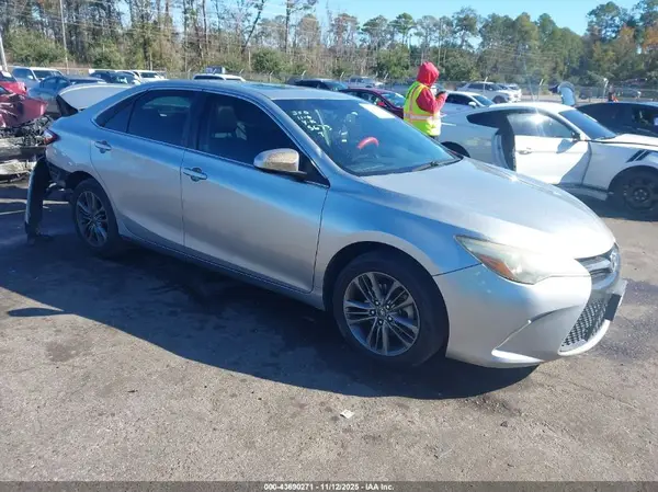 4T1BF1FK0HU325673 2017 TOYOTA CAMRY - Image 1