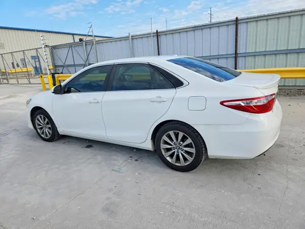 4T1BF1FK0HU326807 2017 TOYOTA CAMRY - Image 2