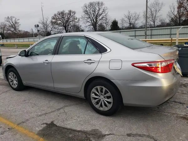 4T1BF1FK0HU329528 2017 TOYOTA CAMRY - Image 2