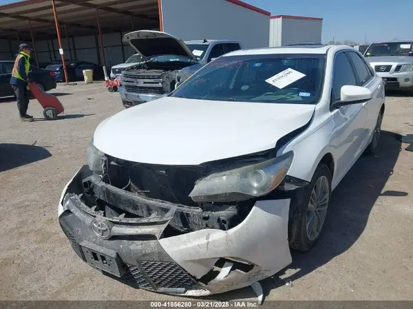 4T1BF1FK0HU331084 2017 TOYOTA CAMRY - Image 2