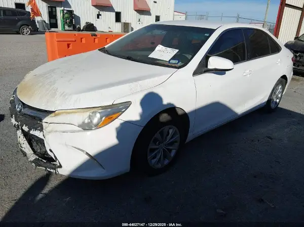 4T1BF1FK0HU332252 2017 TOYOTA CAMRY - Image 2