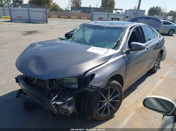 4T1BF1FK0HU333062 2017 TOYOTA CAMRY - Image 2