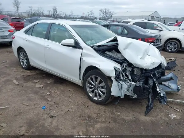 4T1BF1FK0HU350637 2017 TOYOTA CAMRY - Image 1