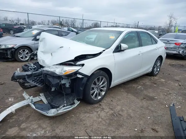 4T1BF1FK0HU350637 2017 TOYOTA CAMRY - Image 2